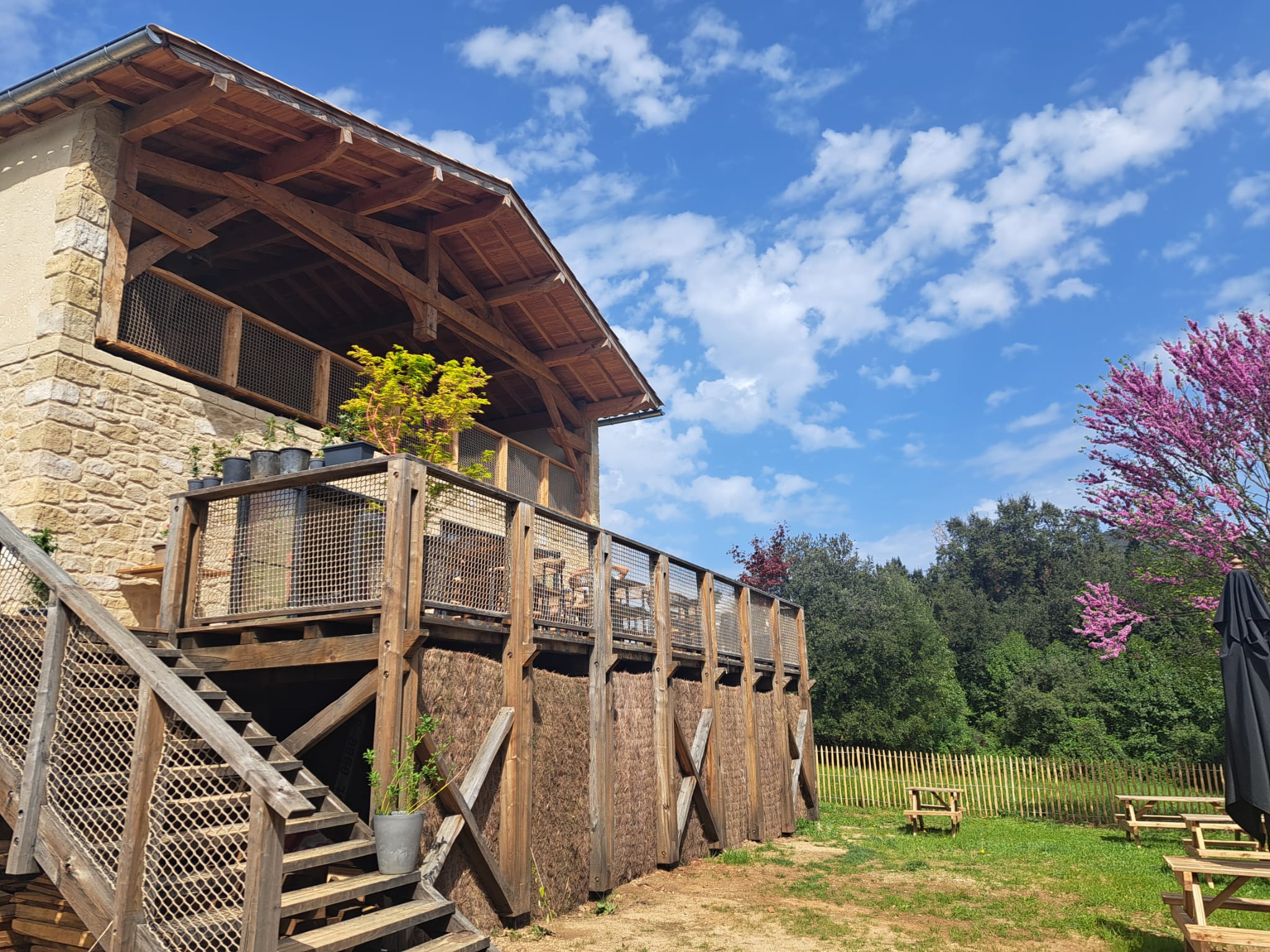 Le bâtiment cévenol du Maquis — pierre, bois et charpente apparente