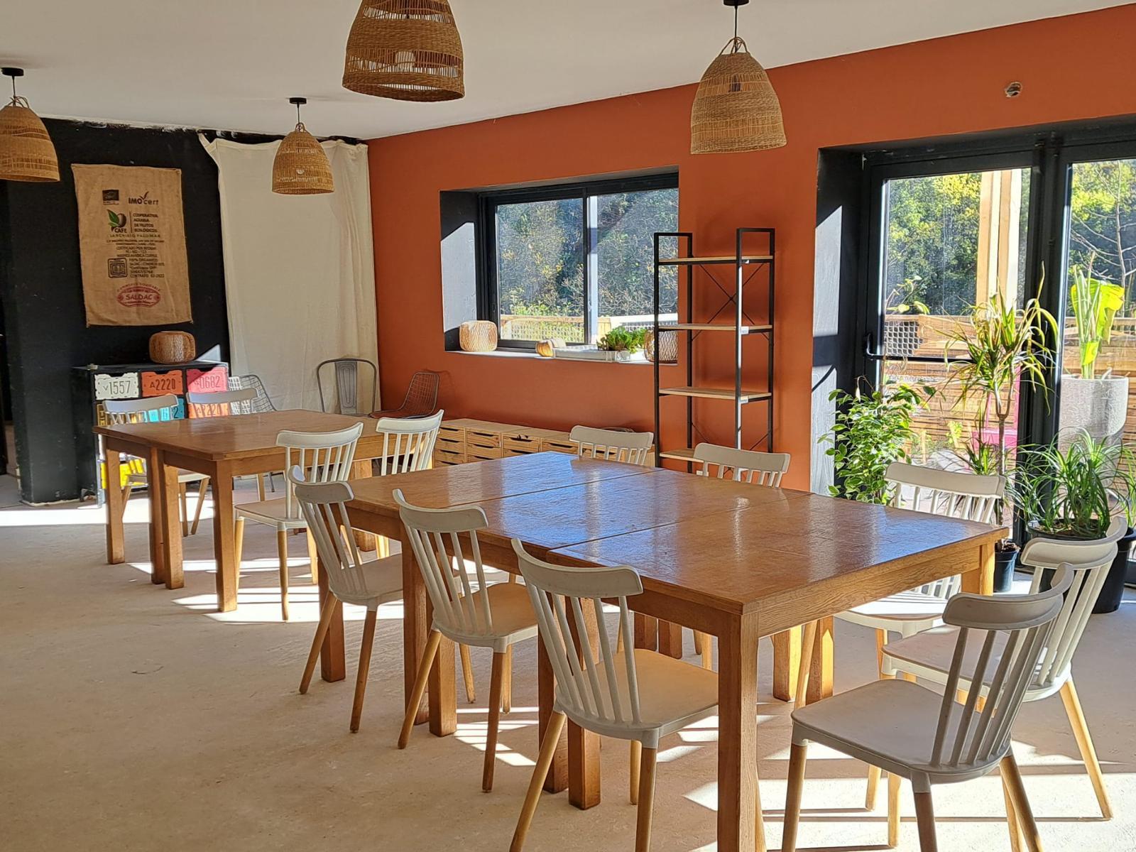 Le café-restaurant du Maquis — terrasse et convivialité
